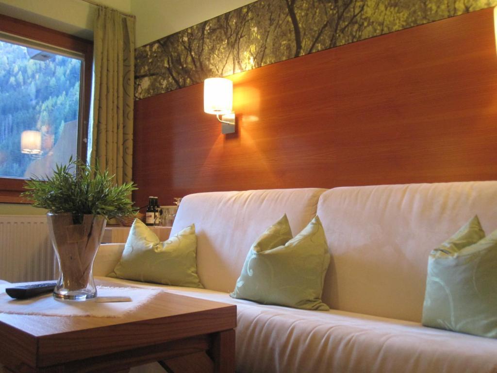 Hotel Garni Romantika Sankt Leonhard im Pitztal Rom bilde